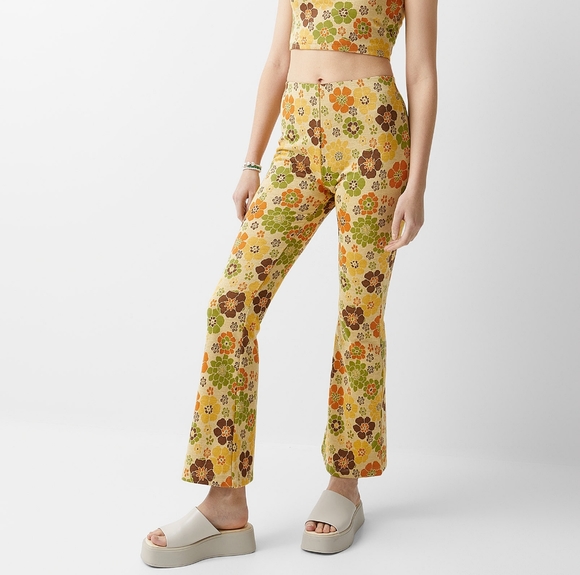 Simons Pants - 🌼🏵️🤎💚 NWOT twik by Simons Groovy Floral Patterned Knit Flare Pant, Size M